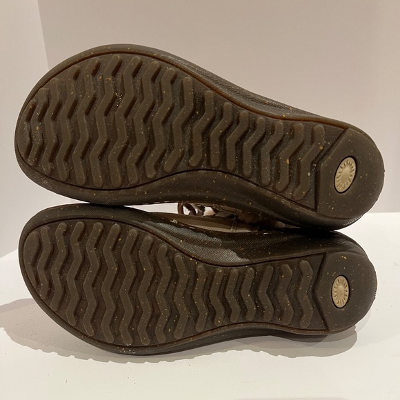 NWOT. UGG AUSTRALIA Suede Ankle Boots - Picture 4 of 4